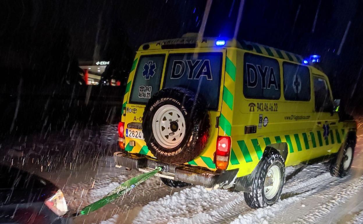 Un todoterreno de DYA Gipuzkoa remolca a un coche que se ha salido de la calzada en Deskarga.