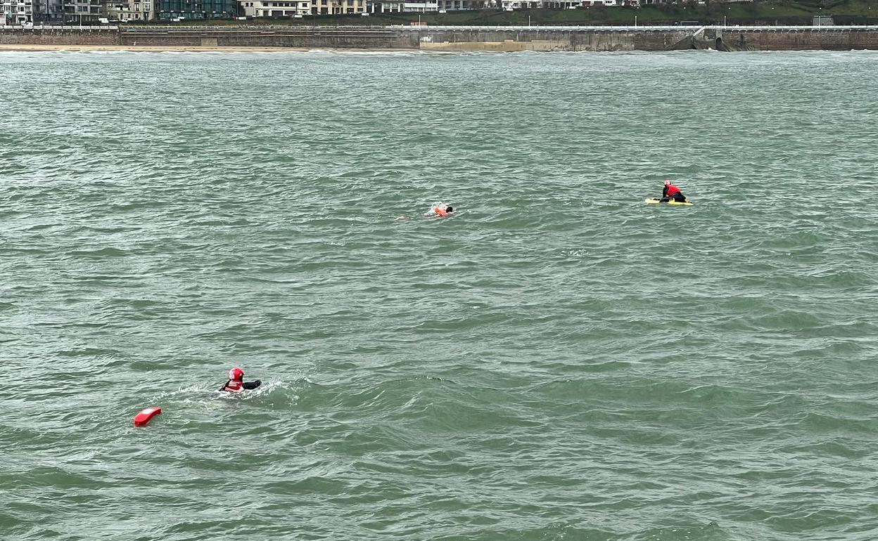 Rescate de los bomberos en la bahía de La Concha.