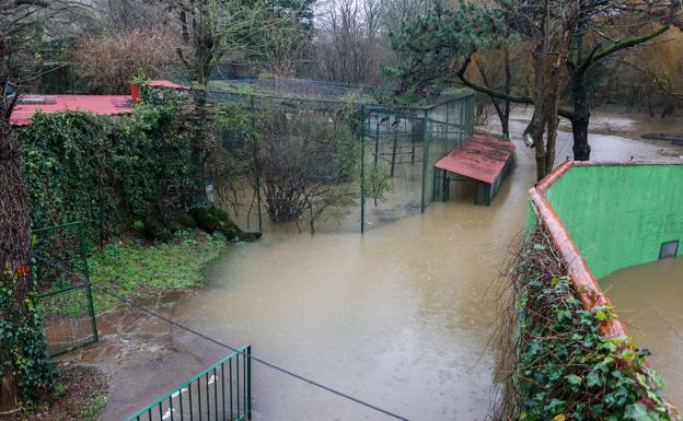 Una vista del zoo de Santillana del Mar inundado.