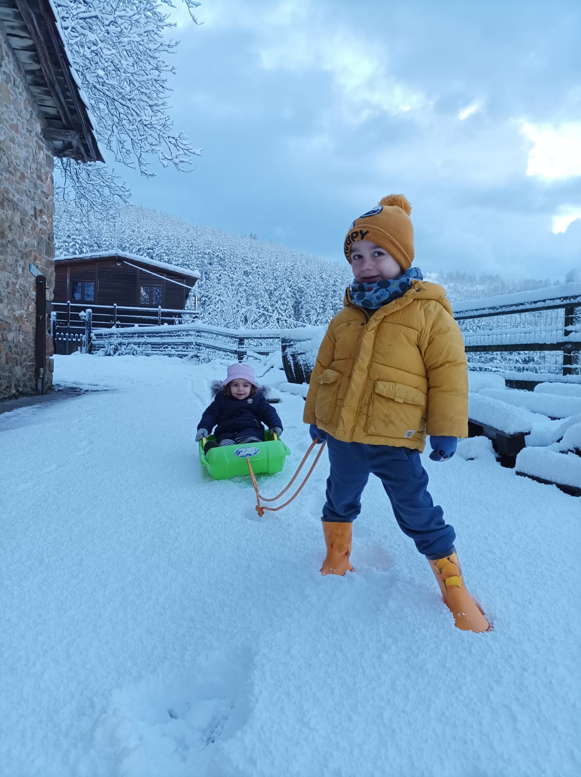 Los pequeños Liher e Izal disfrutan en el exterior del agroturismo Barrenengua en Elgeta.