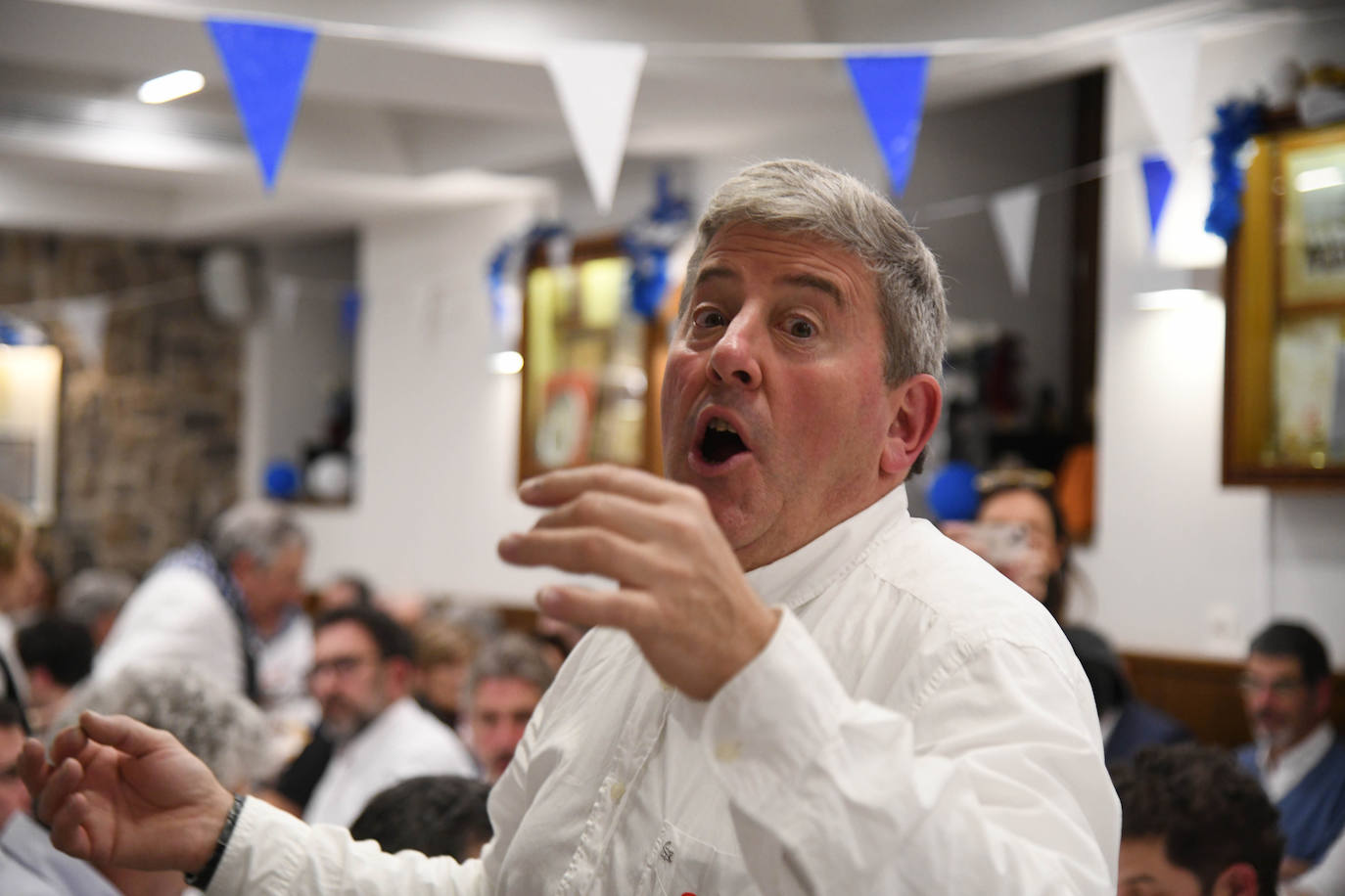 HIlario Arbelaitz alza el Barril de Oro que le ha otorgado la sociedad Gaztelubide por su trayectoria en los fogones