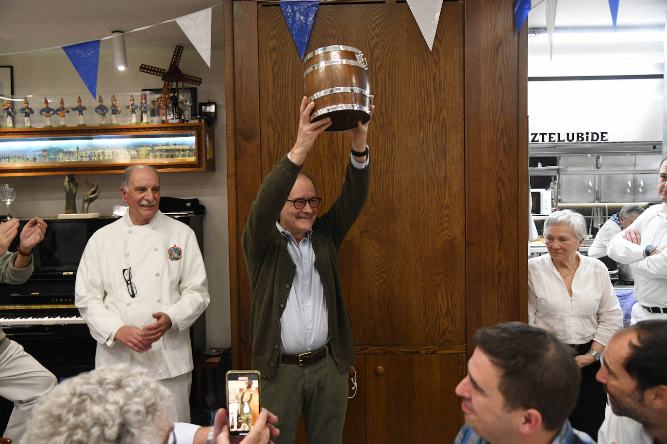 HIlario Arbelaitz alza el Barril de Oro que le ha otorgado la sociedad Gaztelubide por su trayectoria en los fogones