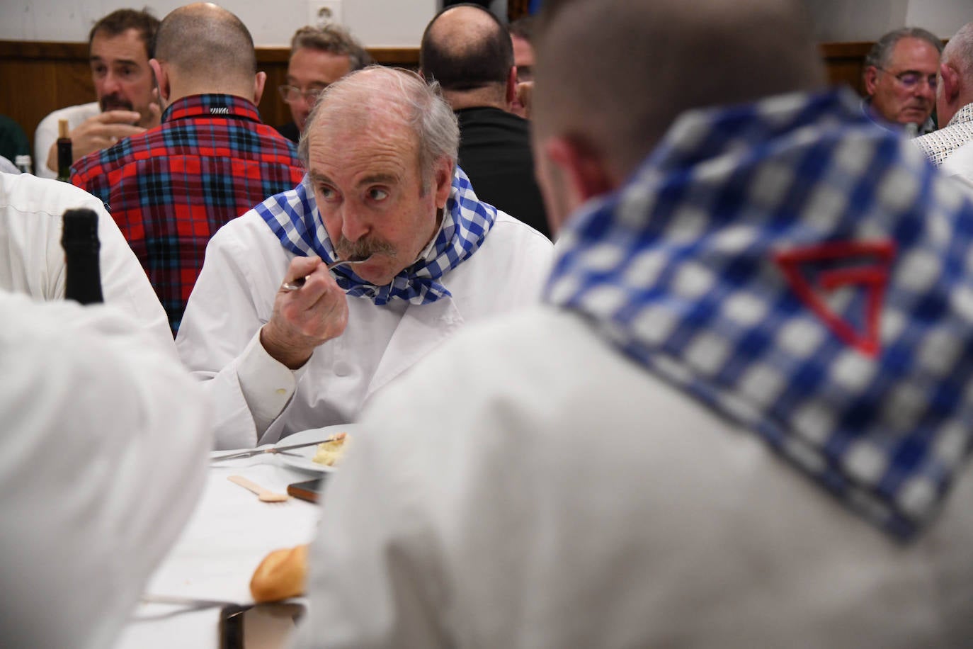 HIlario Arbelaitz alza el Barril de Oro que le ha otorgado la sociedad Gaztelubide por su trayectoria en los fogones