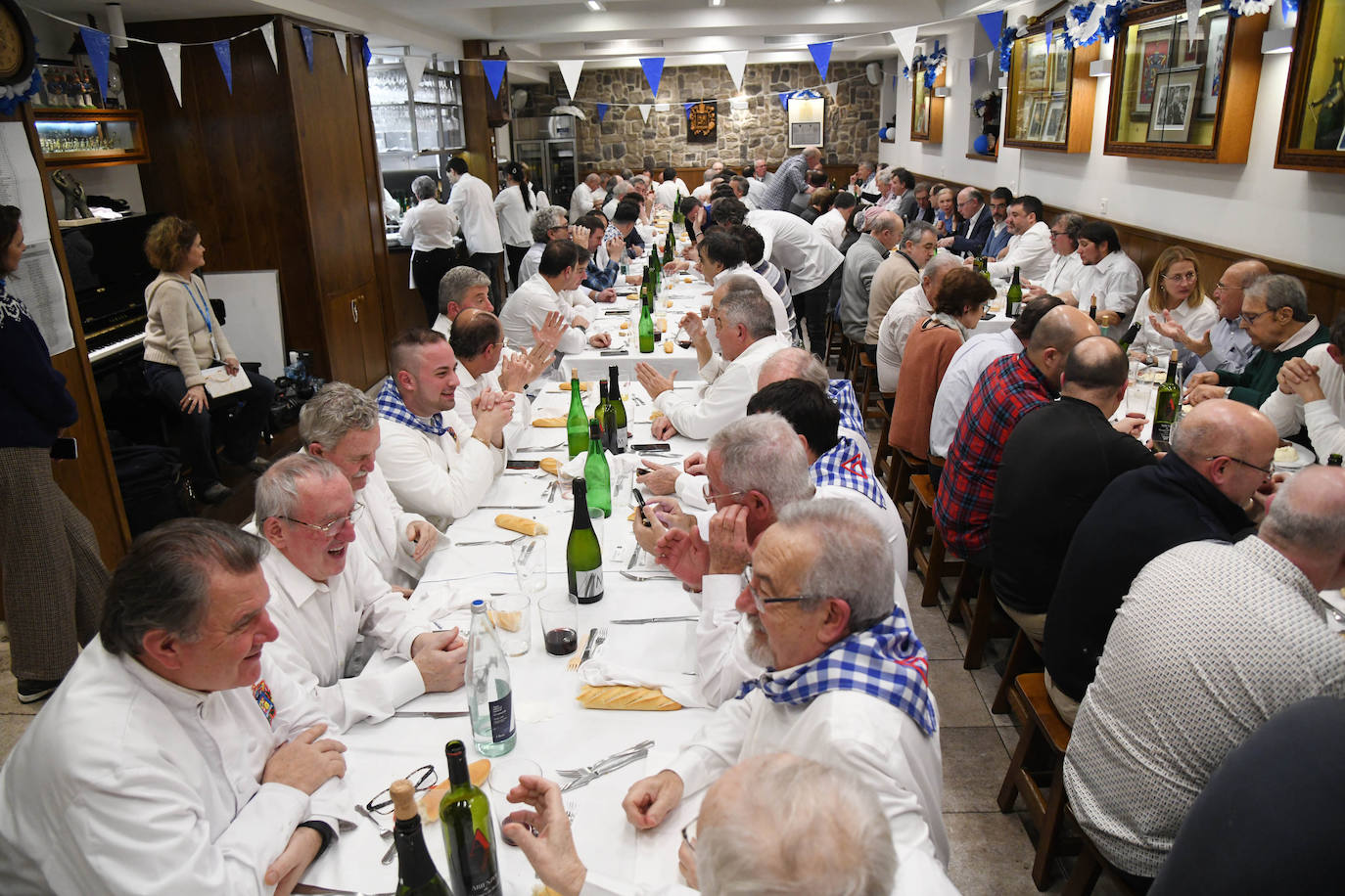 HIlario Arbelaitz alza el Barril de Oro que le ha otorgado la sociedad Gaztelubide por su trayectoria en los fogones