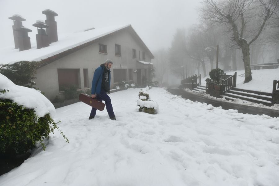 Fotos: El alto de Arrate, cubierto de nieve
