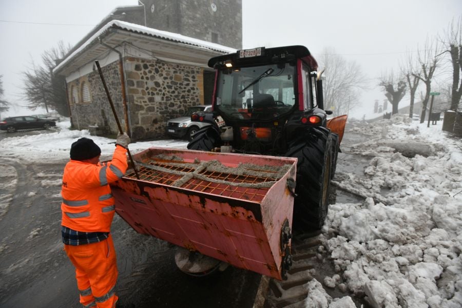 Fotos: El alto de Arrate, cubierto de nieve