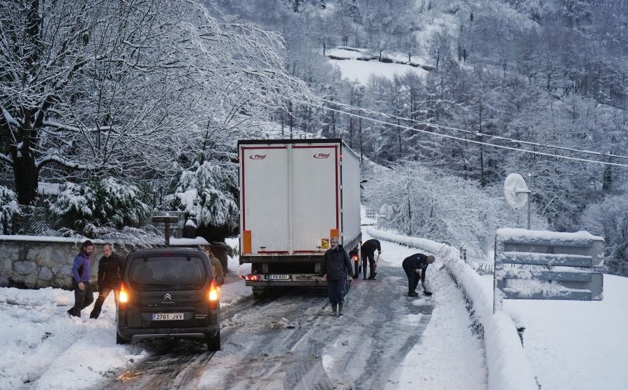 Fotos: El temporal de nieve remite poco a poco