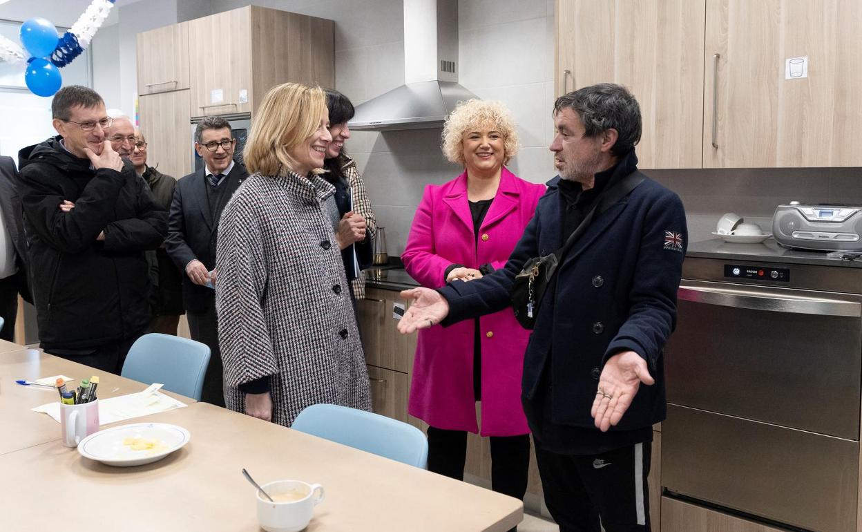 Visita de Peña y Mendoza al centro de día 'Errondo Gure Etxea'.