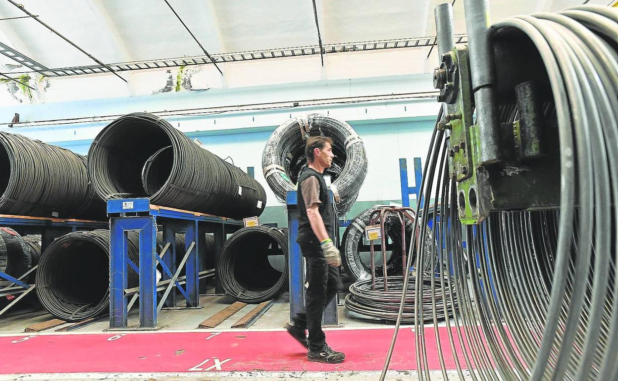 Un trabajador de una empresa del metal guipuzcoana. 