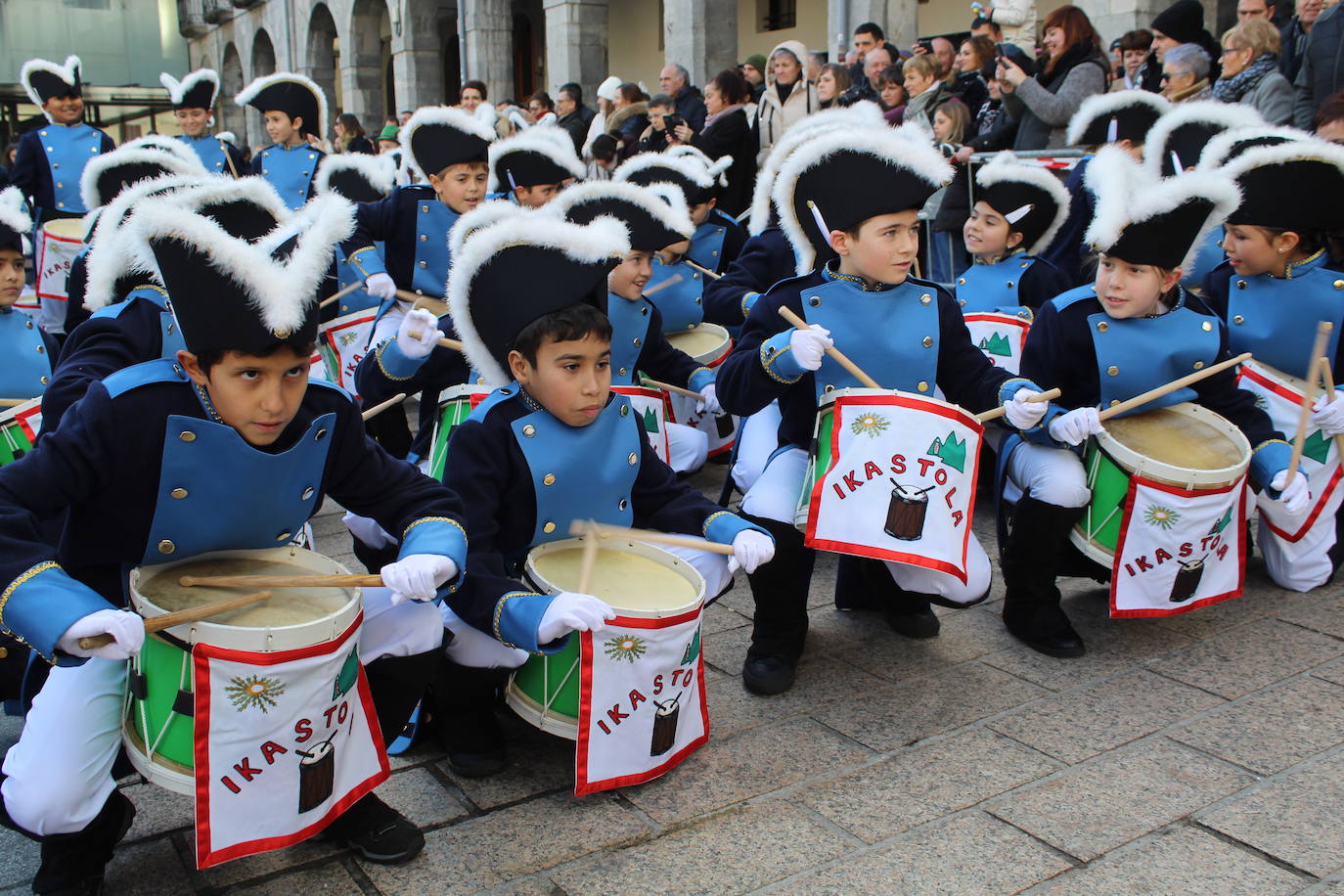 Fotos: Alegre tamborrada en Azpeitia