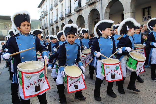 Fotos: Alegre tamborrada en Azpeitia