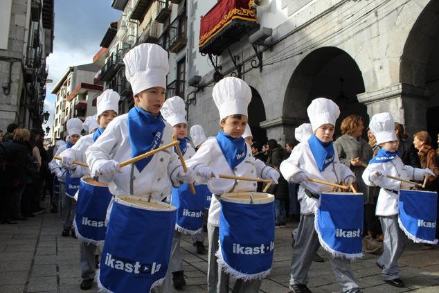 Fotos: Alegre tamborrada en Azpeitia
