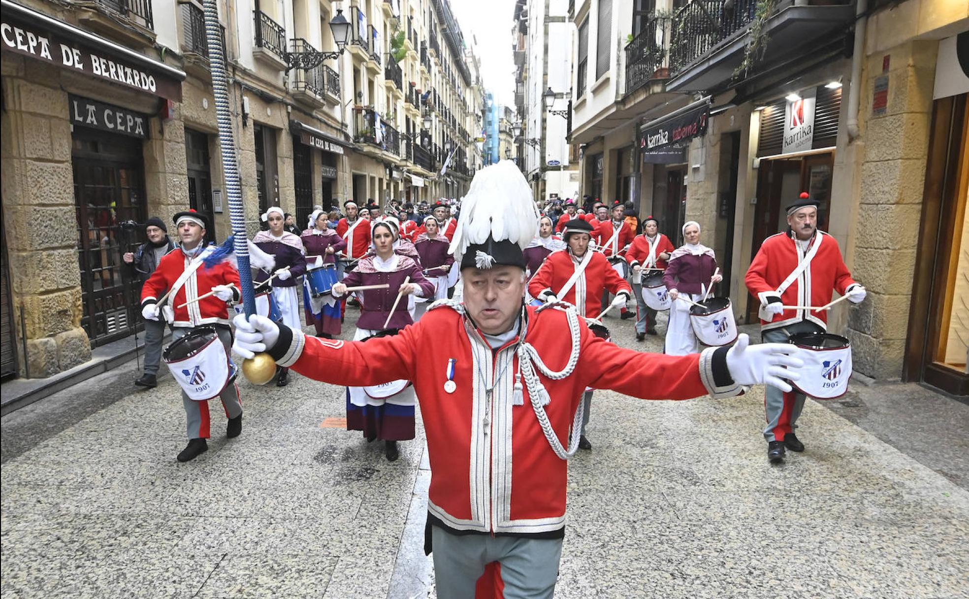La compañía amaikak Bat desfila por las calles de la Parte Vieja.