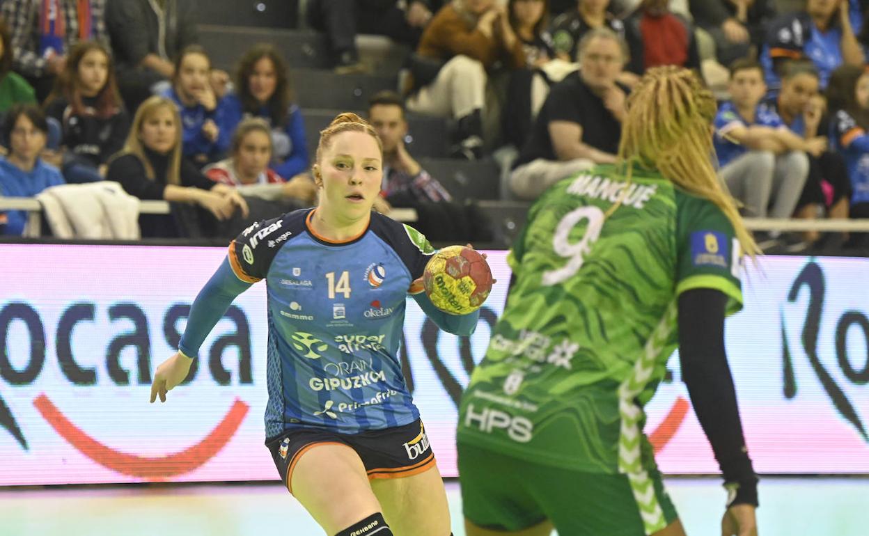 Malena Cavo bota el balón. 