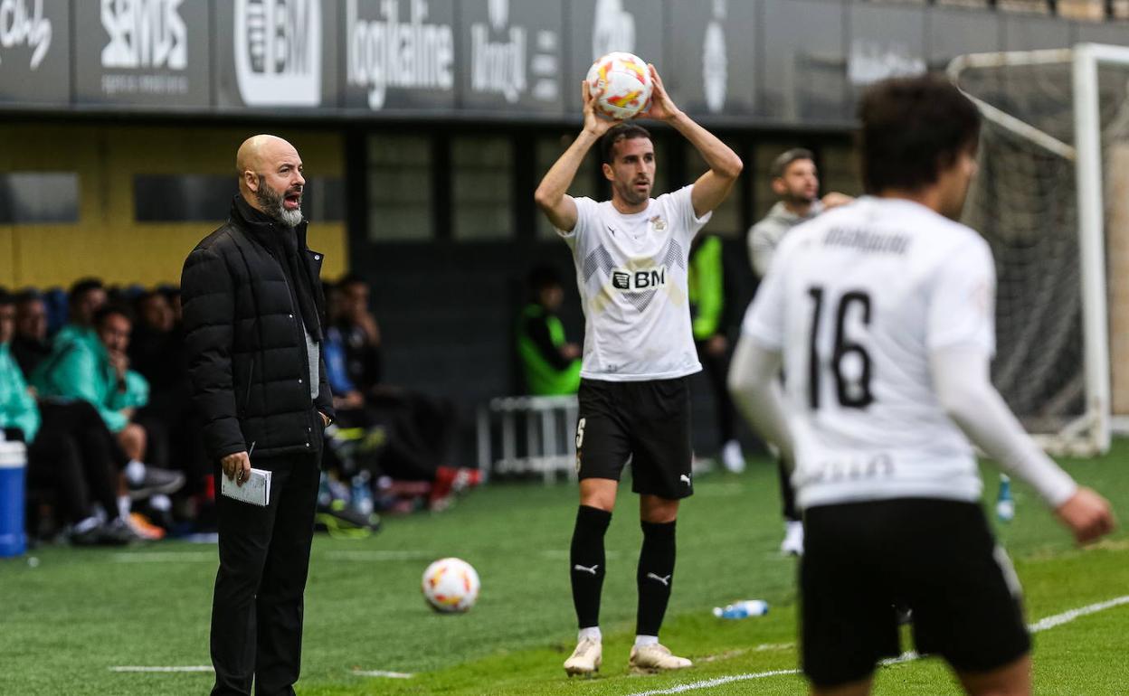 Iván Pérez, listo para sacar de banda, en una imágen de archivo. 