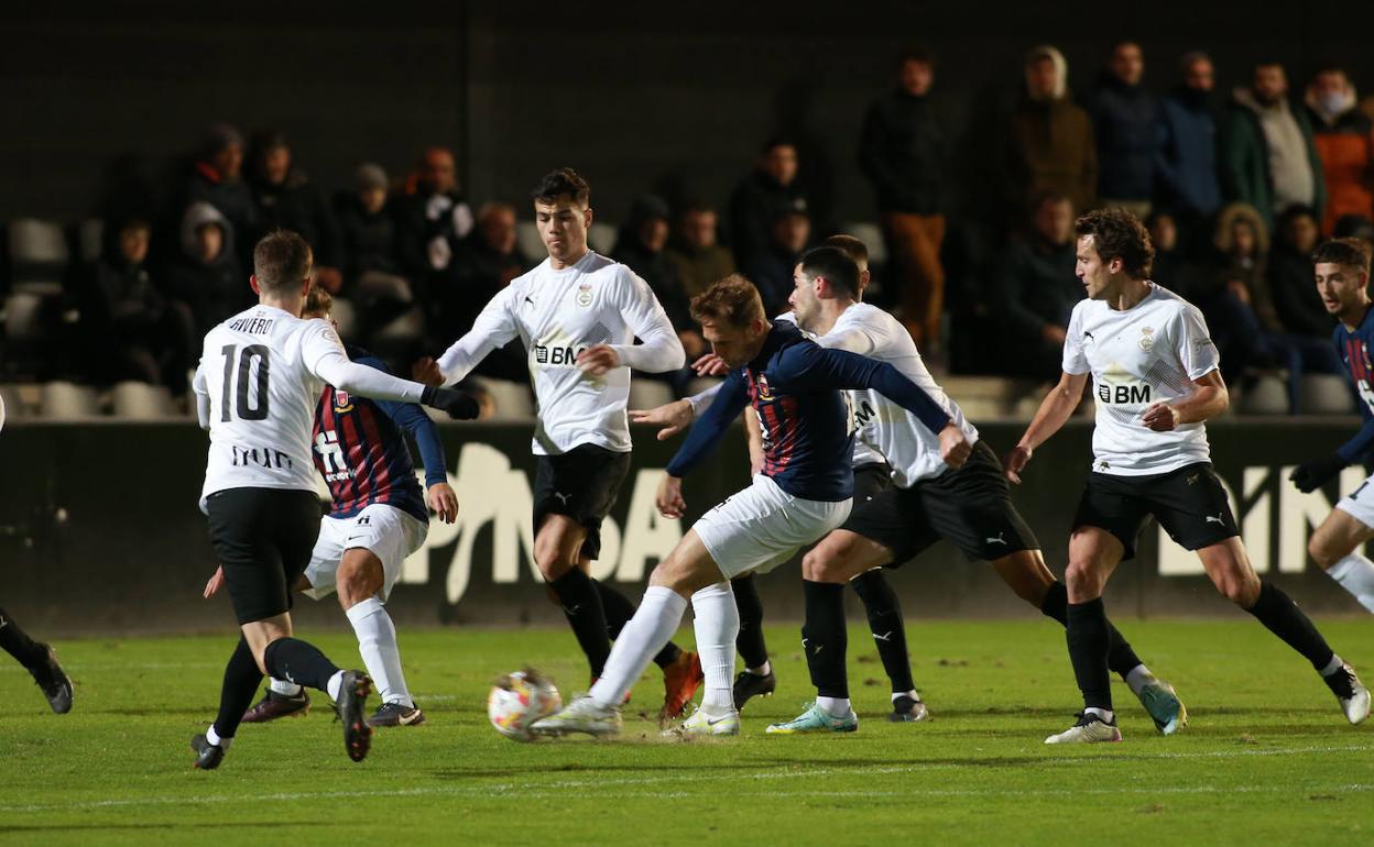 Espigares trata de obstaculizar el disparo de un rival en Gal. 