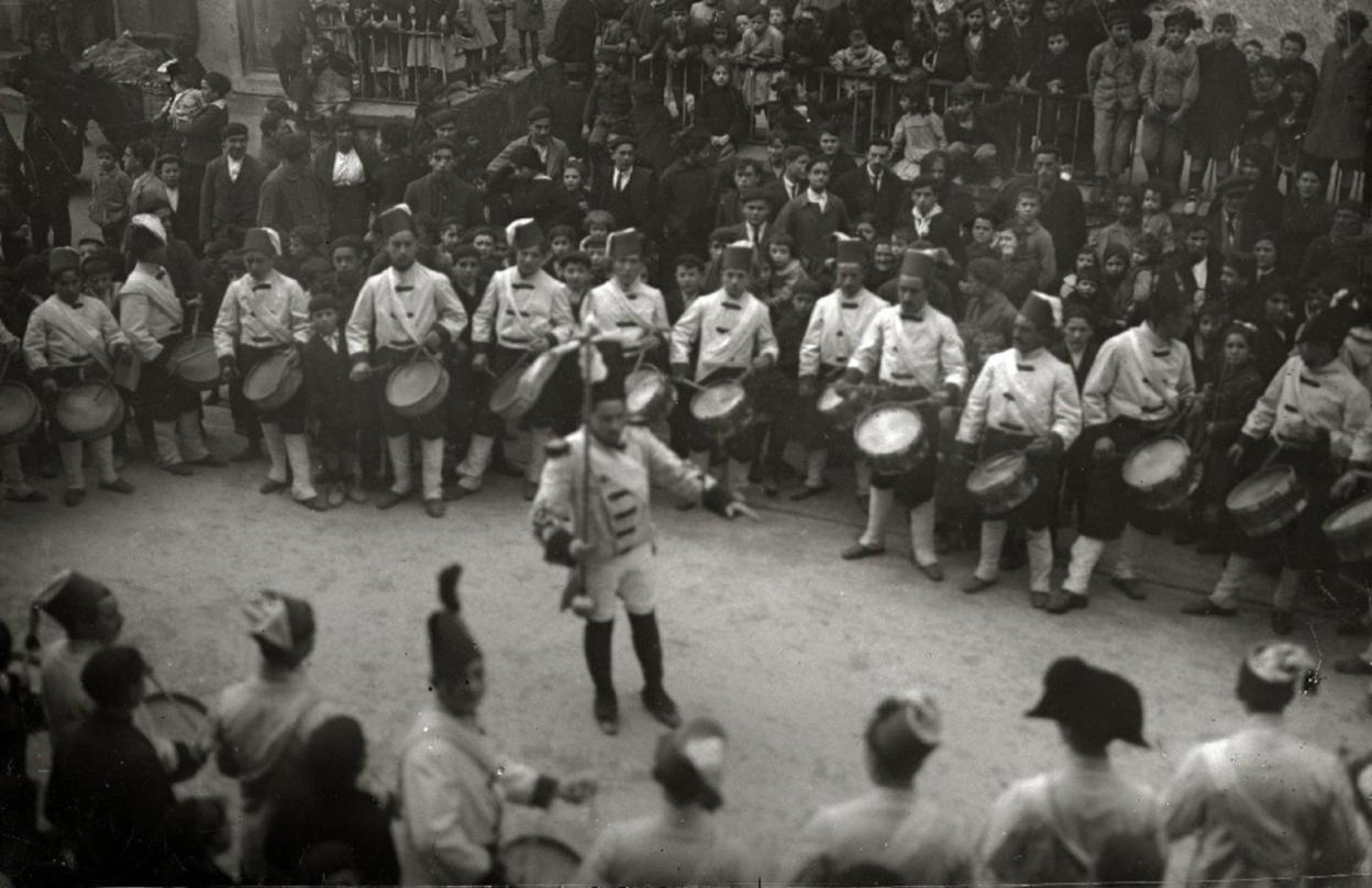 La tamborrada de Donosti Zarra, en su salida por las calles del Antiguo. 