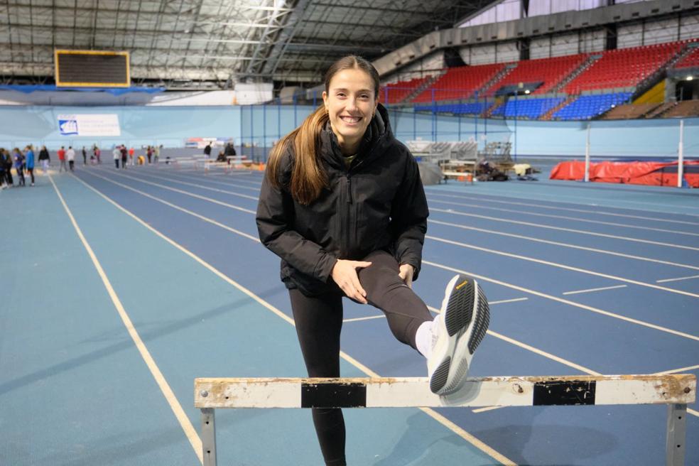 Teresa Errandonea posa en el velódromo deAnoeta junto a las vallas que tanto ama. 