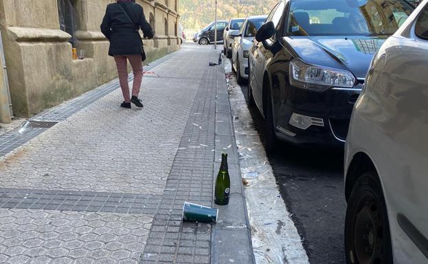 Botellas y vasos en la calle Euskal Herria.