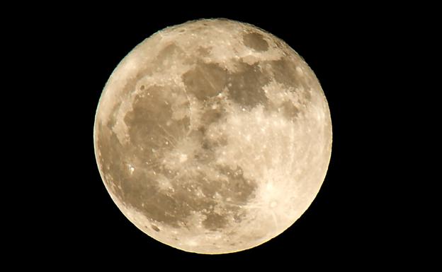 Imagen de archivo en la que aparece la luna.