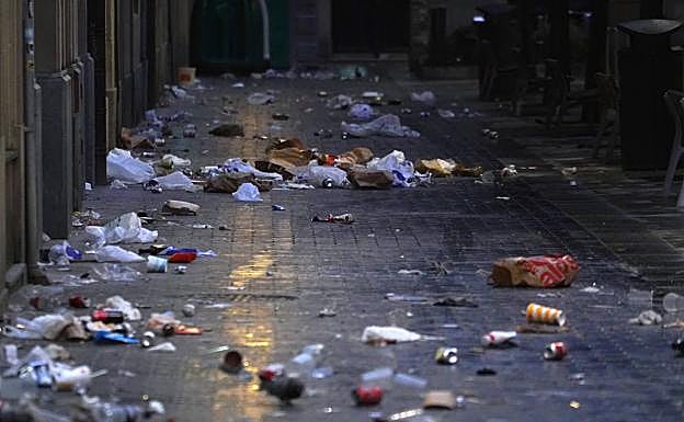 Ríos de basura tras una fiesta sin fin