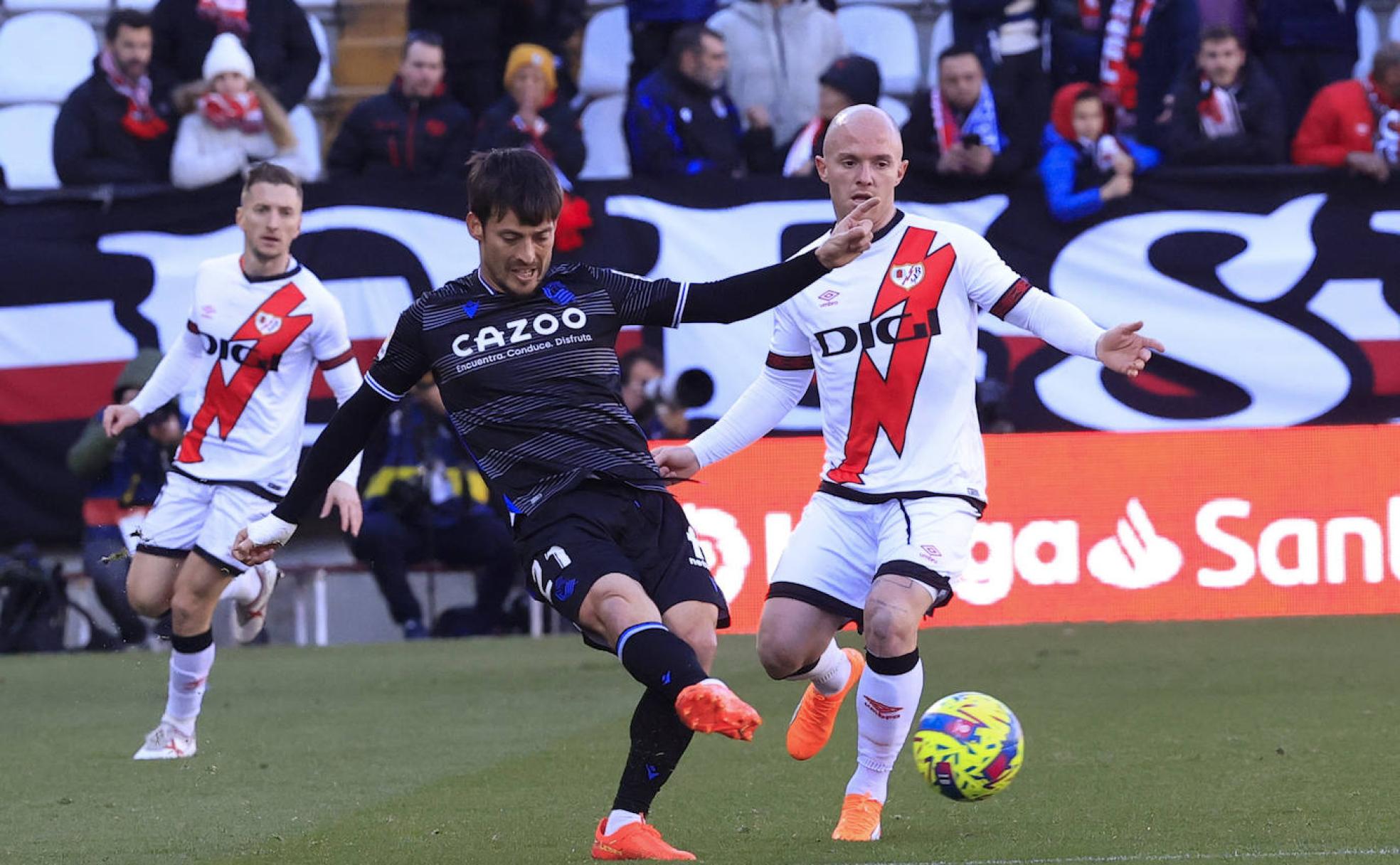 Davis Silva filtra un pase ante la presión de Isi.