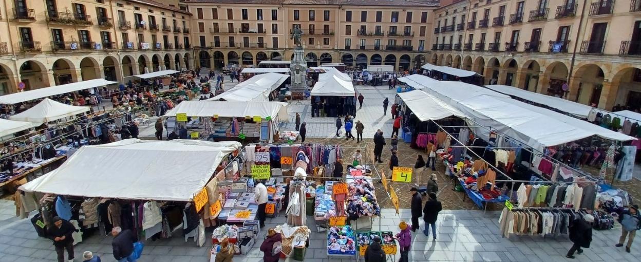 Vista general del mercado de Zumarraga que después de casi tres años ayer volvió a reunir todos los puestos en la plaza de Euskadi. 