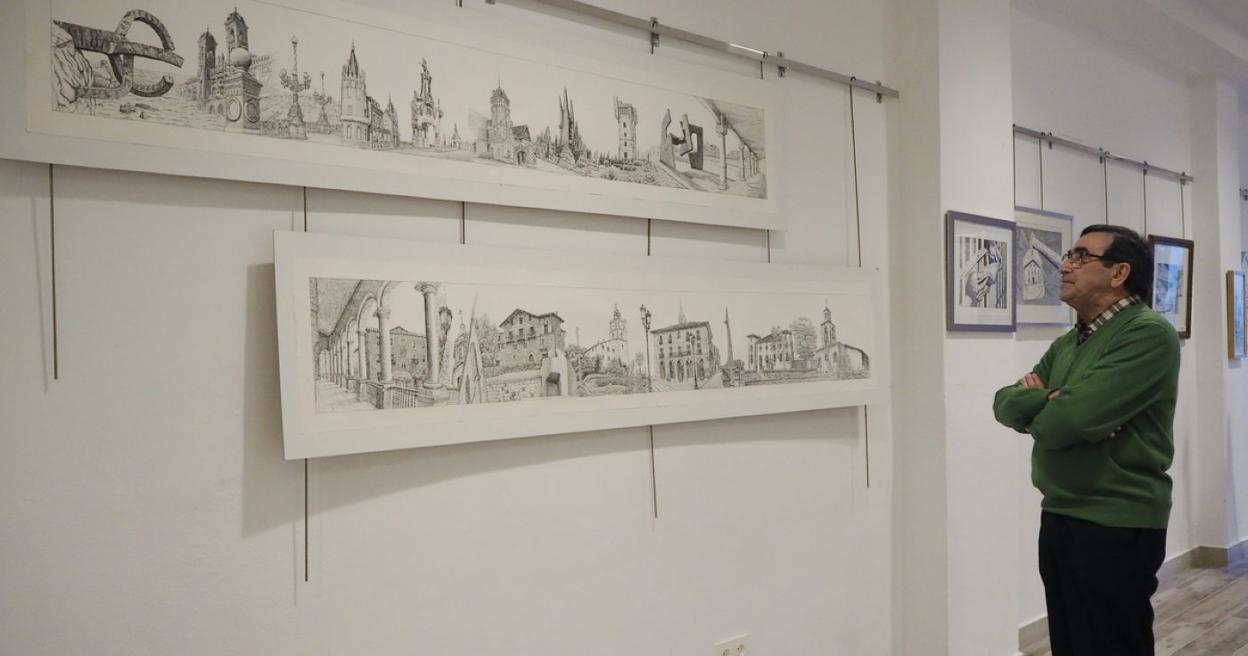 Juan Mari Arrizabalaga erakusketako bi panoramikei begira. 