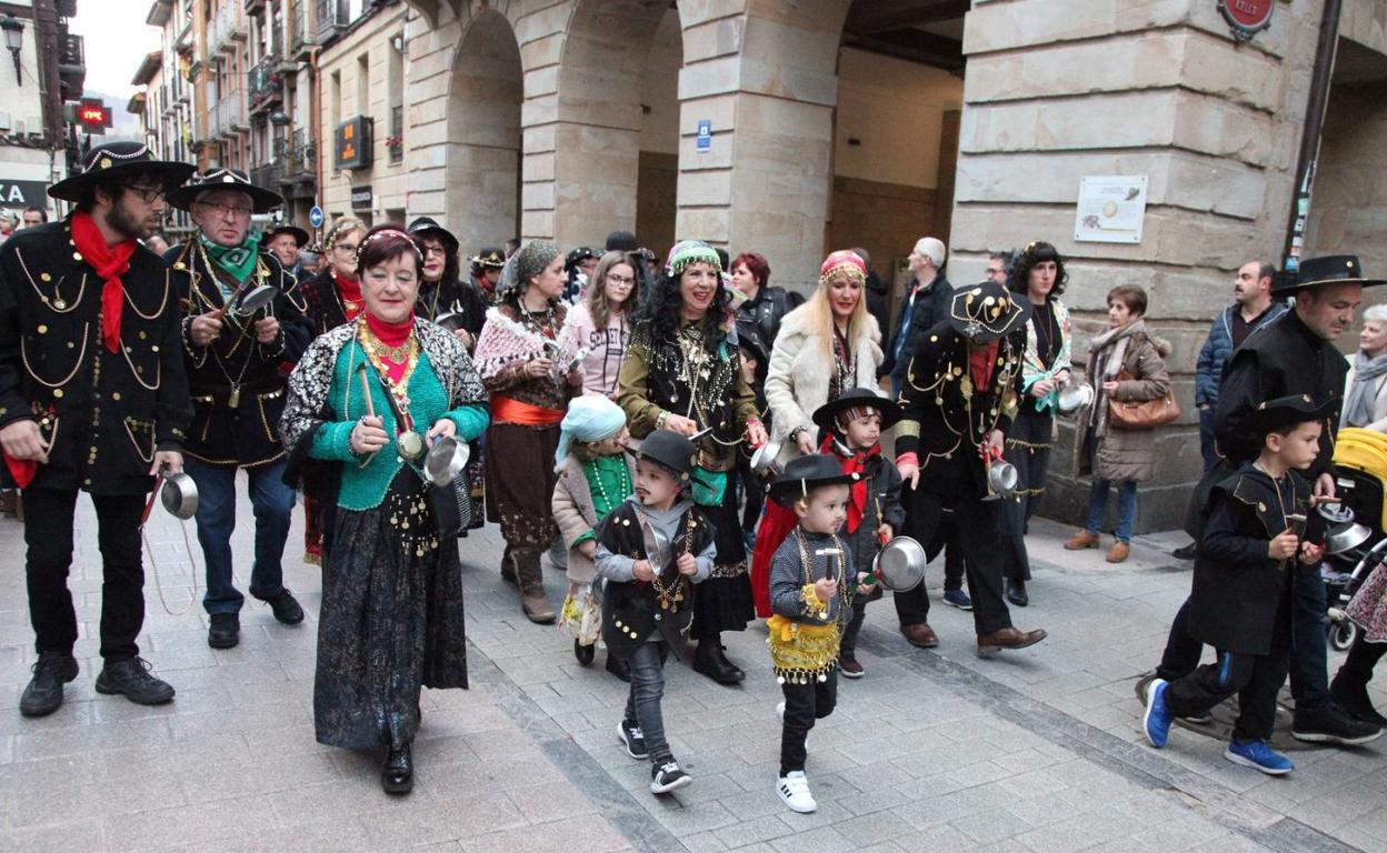 Imagen de la comparsa de caldereros de Ordizia en una pasada edición. 