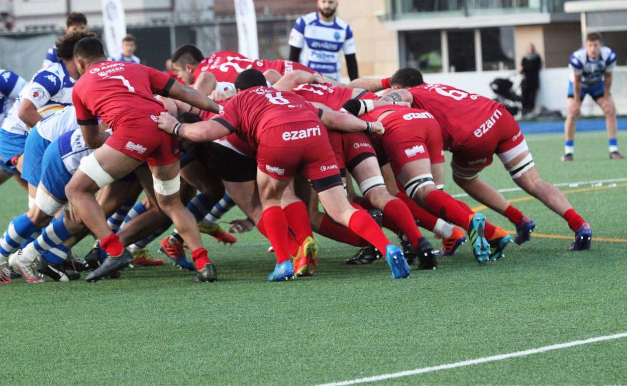 Los jugadores del Ampo Ordizia realizan una melé en uno de los últimos encuentros. 