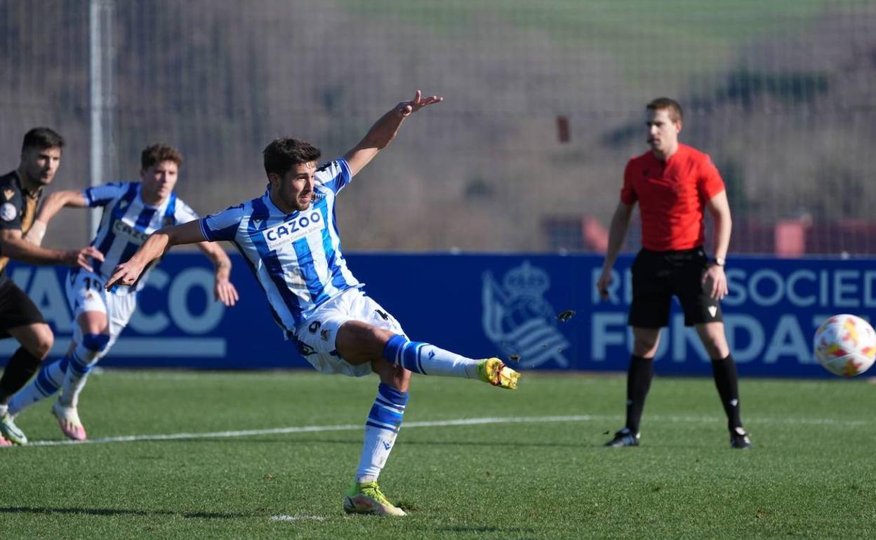 Martón ejecuta el penalti con el que el Sanse se adelantó ayer en el marcador en Zubieta