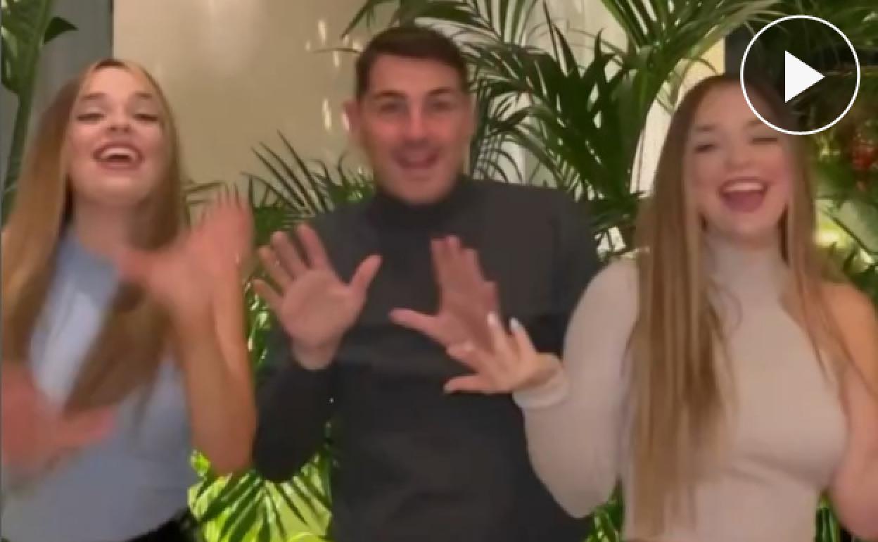 Iker Casillas con las Twin Melody bailando 'Sayonara'.