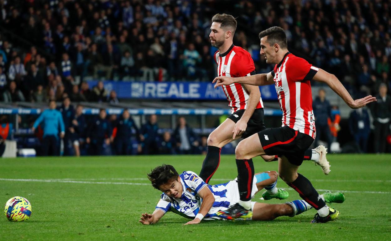 Yeray comete penalti sobre Kubo en el derbi vasco disputado en Anoeta 