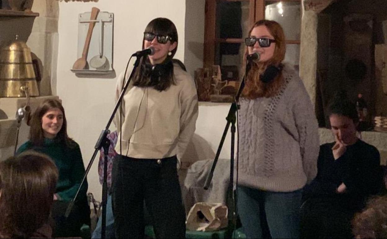 Bertsolari gazteentzako lehiaketa: Izaro Bilbaok eta Maddi Agirrek lortu dute Bertsuxurlaren finalerako azken txartela