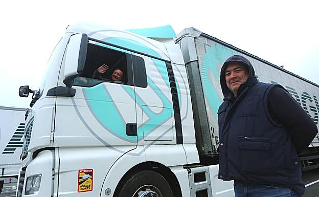 Oleg Grigorziuc, en la cabina del camión, y Csaba Szekely esta mañana en Oiartzun.