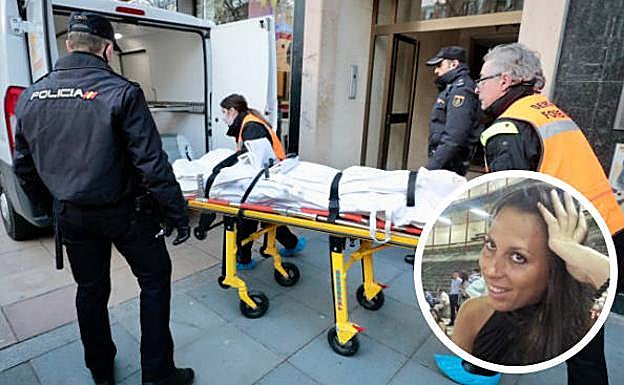 Los forenses sacan uno de los cadáveres del domicilio de Paloma Pinedo, en el paseo de Zorrilla.