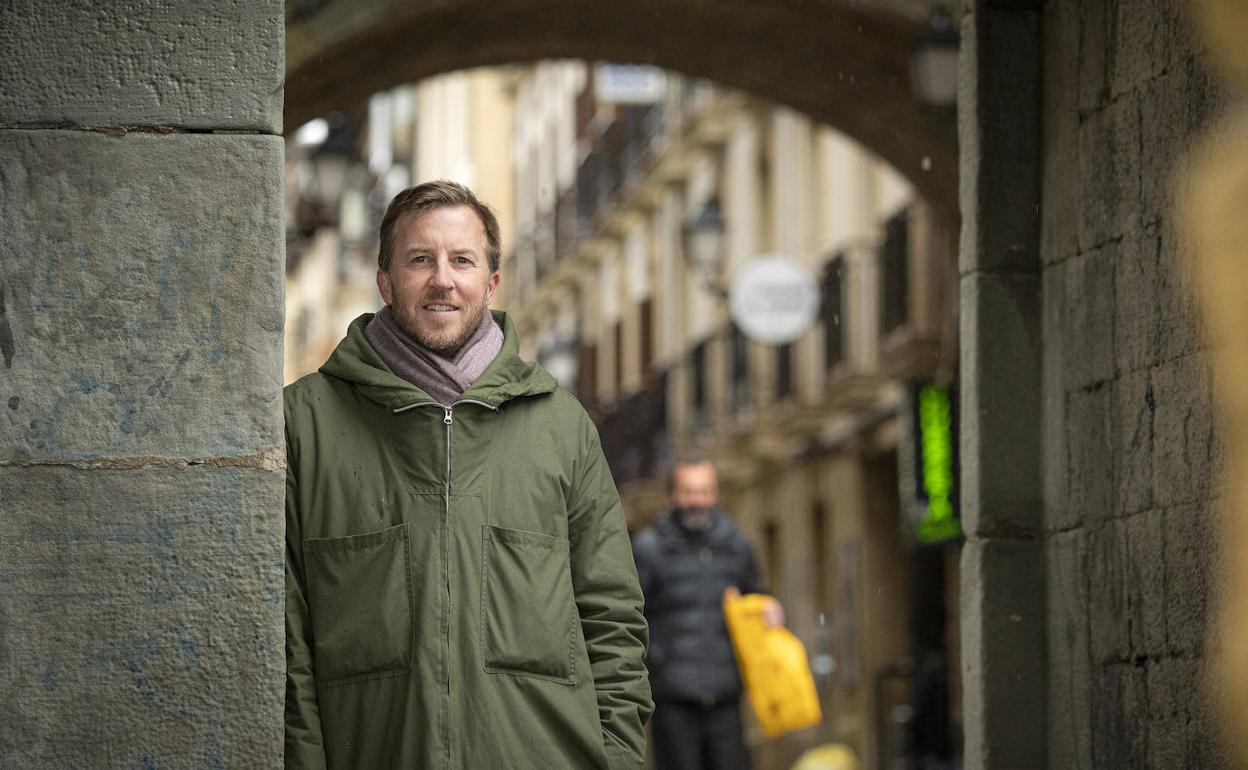 Borja Corominas en el acceso a la calle 31 de Agosto, en Portaletas.