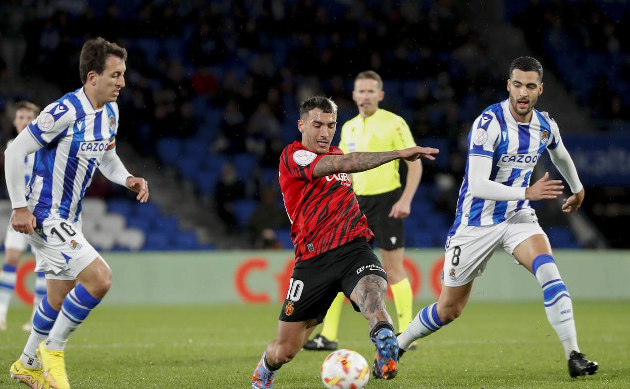 Merino pelea por un balón con Antonio Sánchez durante el primer tiempo del Real-Mallorca. 