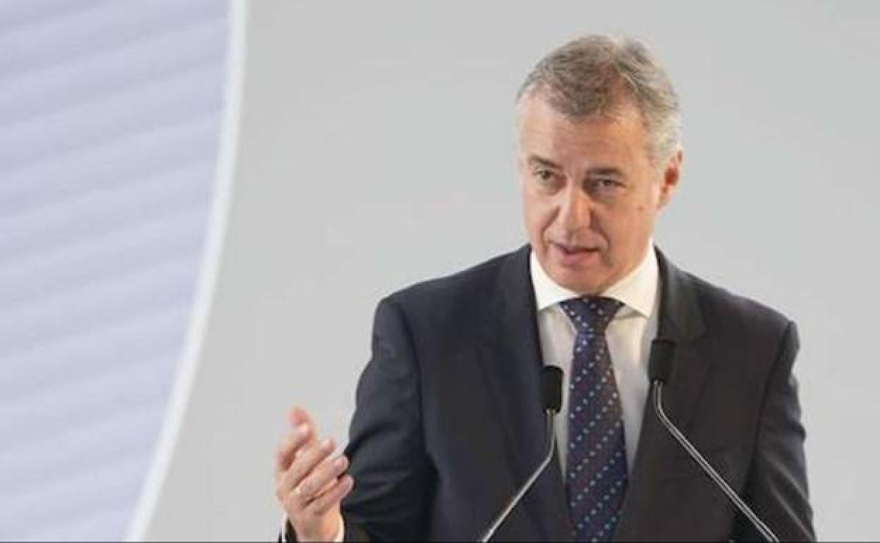 El lehendakari, Iñigo Urkullu, saluda al secretario general del PSE-EE, Eneko Andueza, al inicio de un pleno en el Parlamento Vasco..