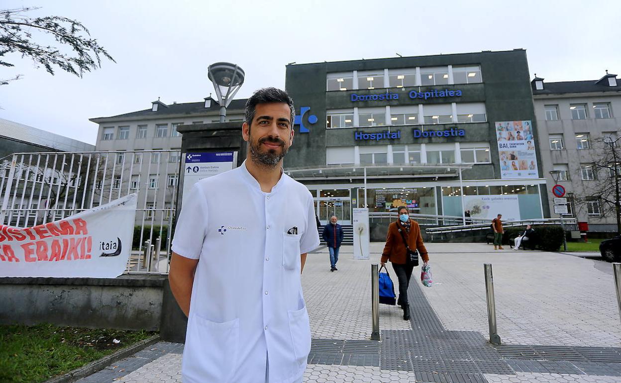 Jon Zabaleta, ayer en la entrada principal del Hospital Donostia.