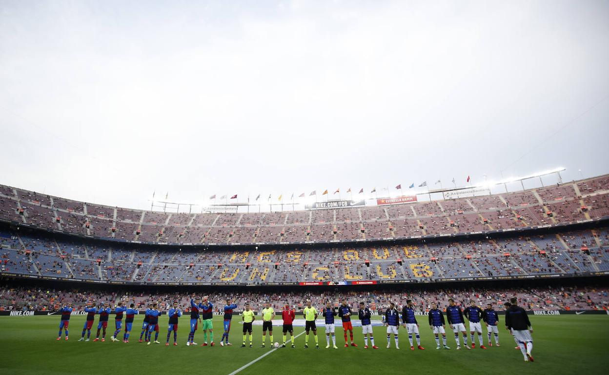 Real Sociedad y F. C. Barcelona saltan al césped antes de comenzar un partido. 