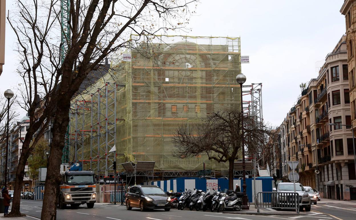 El Bellas Artes, con la fachada arriostrada mientras se reconstruye su interior para convertir el edificio en hotel. 