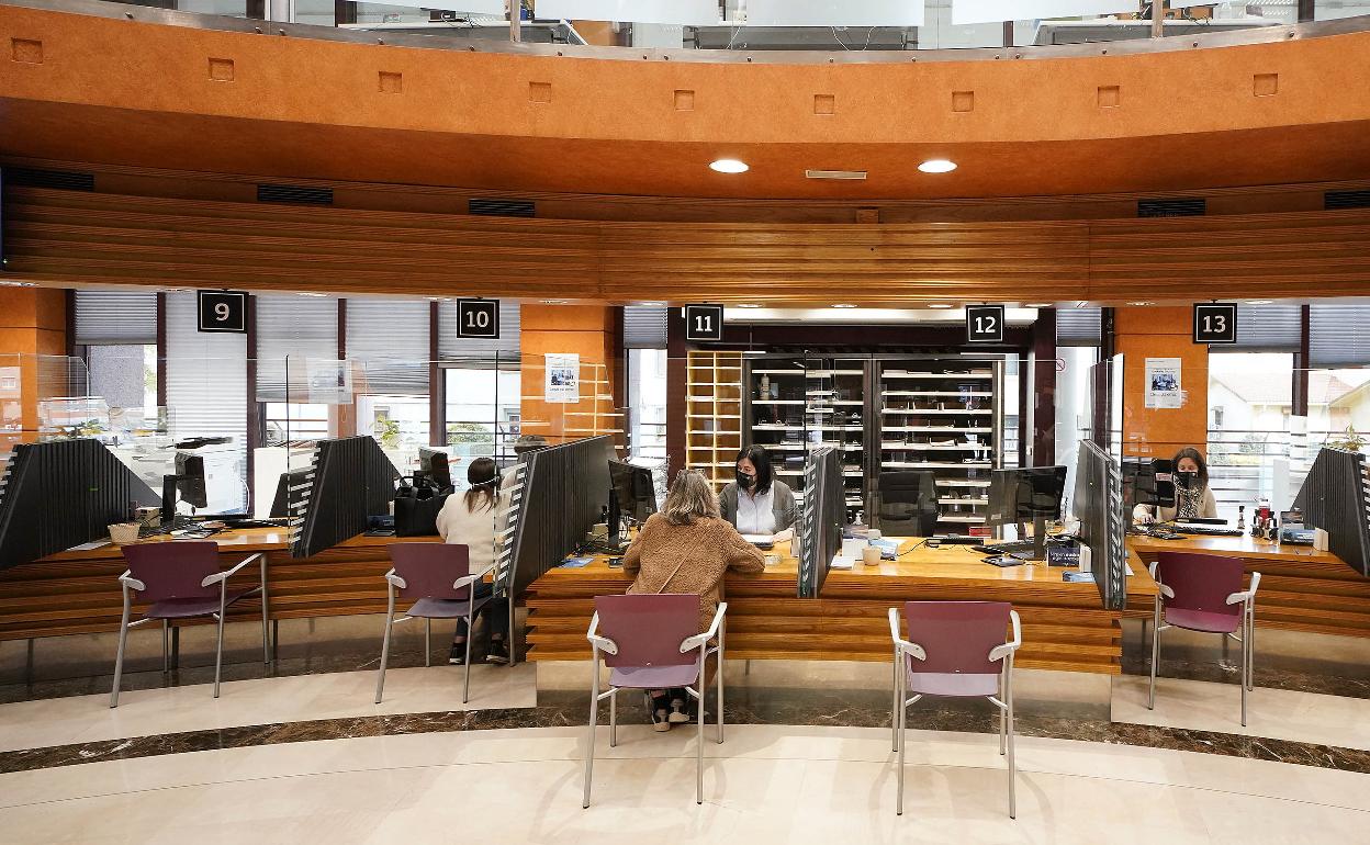 Interior de la sede central de la Hacienda de Gipuzkoa en Errotaburu.