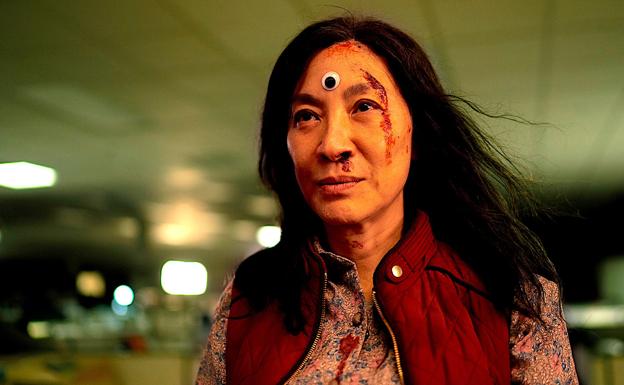 Michelle Yeoh, nominada como actriz protagonista, en 'Todo a la vez en todas partes'.