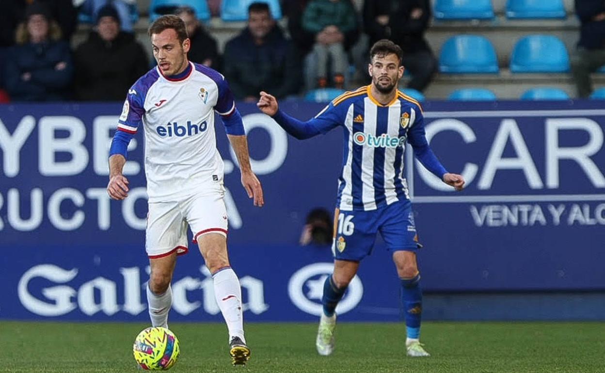 Jon Bautista lleva el balón en los pies durante el partido ante la Ponferradina. 