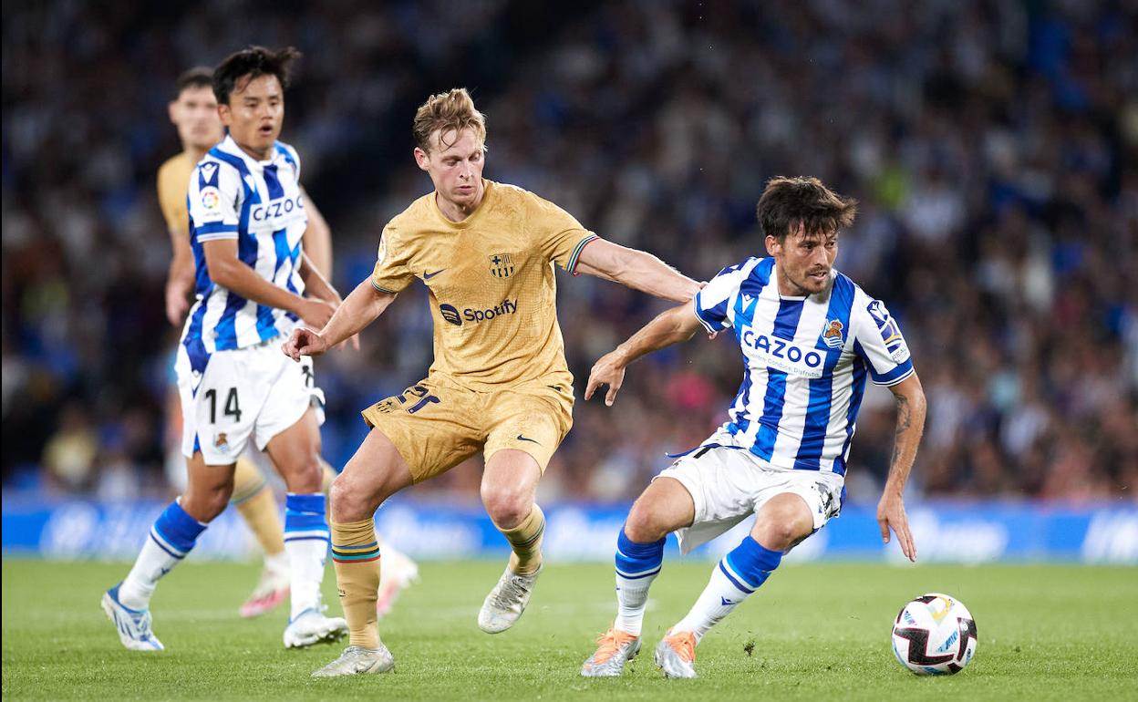 David Silva elude la entrada de Frenkie de Jong. 