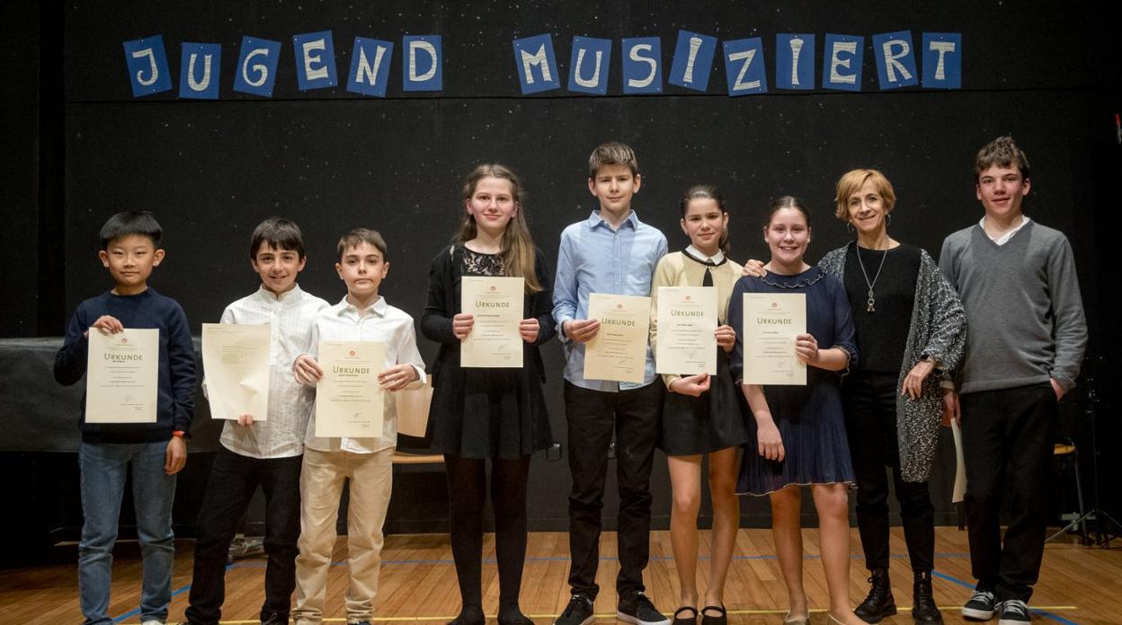 Los alumnos campeones en sus respectivos grupos, con la profesora de piano del Colegio Alemán, Antonina Iribar.