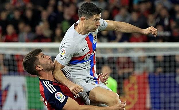 Acción de la segunda amarilla de Robert Lewandowski en noviembre ante Osasuna.