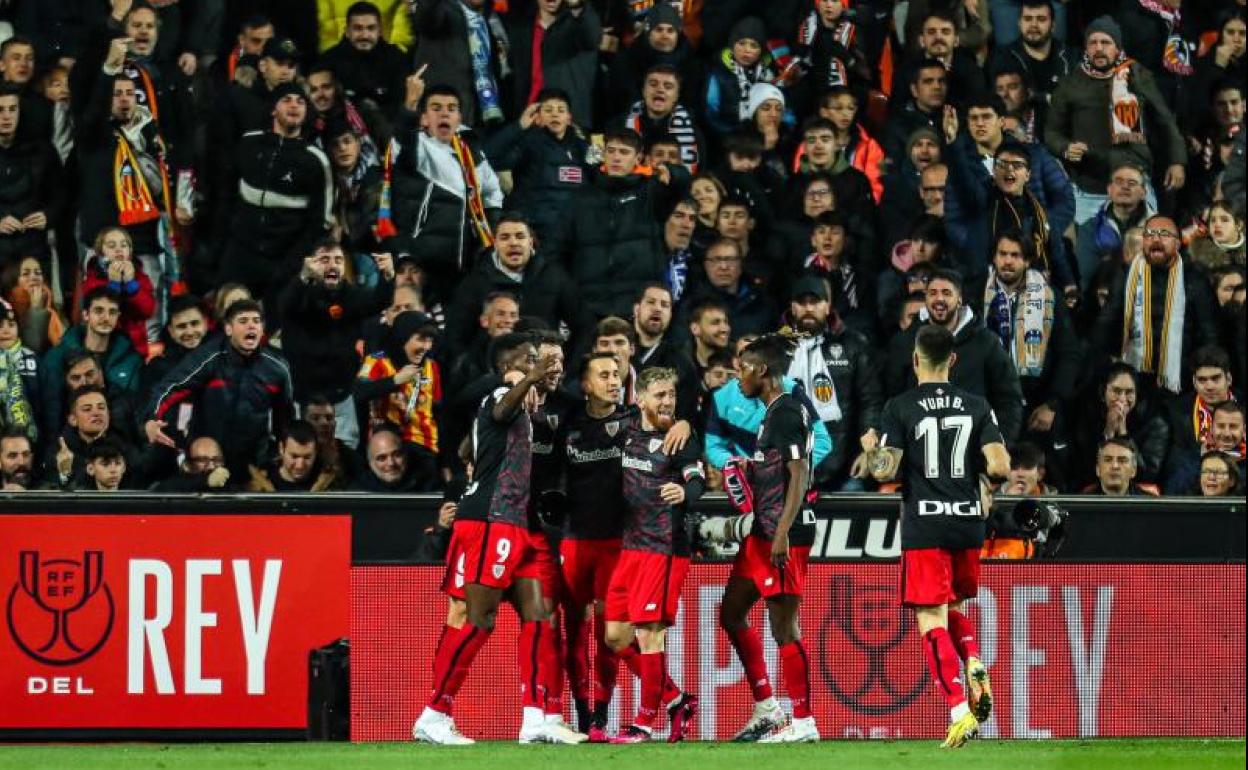 Los jugadores del Athletic celebran el gol de Muniain en Mestalla.