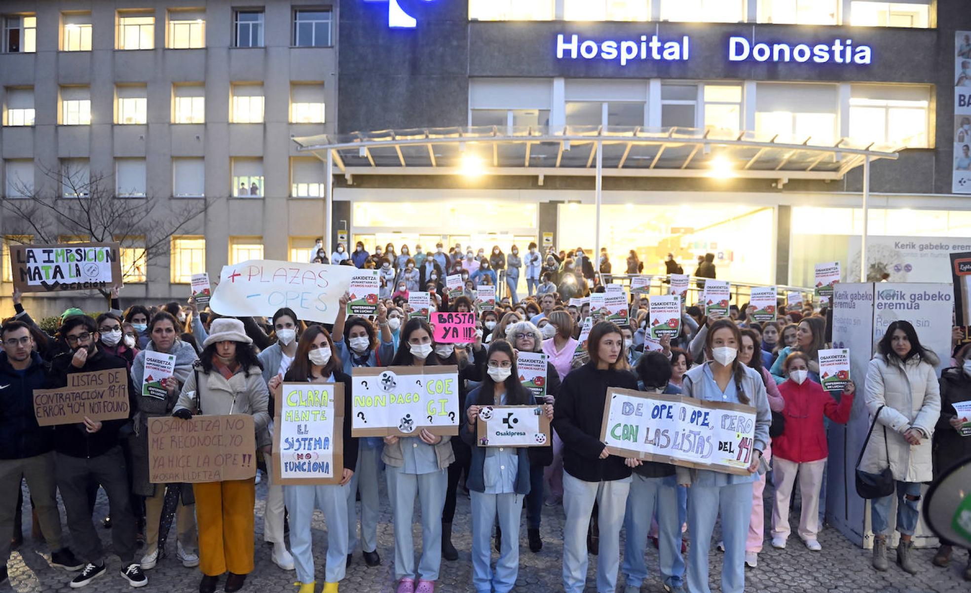 Numerosos profesionales se han concetrado este viernes a las puertas del hospital. 